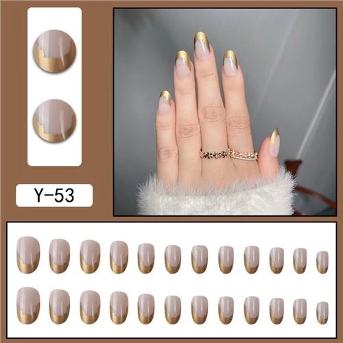 Falsche Nägel mit Goldglitter